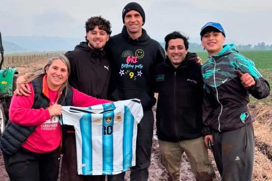 ¡Humildad de Campeón! Dibu Martínez se empantanó en Sierra de los Padres, unos vecinos lo rescataron y él les dejó un regalo inolvidable